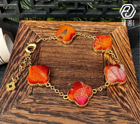 璞圃｜锦韵｜五蕴归真（土）四叶草合金手链 - 非遗宋锦手链｜新中式美学｜中国风礼品｜PuPu｜Jin Yun｜Inner Harmony (Earth) Four-Leaf Clover Bracelet