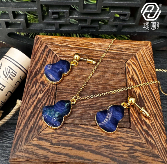 璞圃｜锦韵｜五蕴归真（水）葫芦合金项链耳坠套装 - 非遗宋锦项链｜新中式美学｜中国风礼品｜PuPu｜Jin Yun｜DInner Harmony (Wood) Gourd Necklace-Earring Set