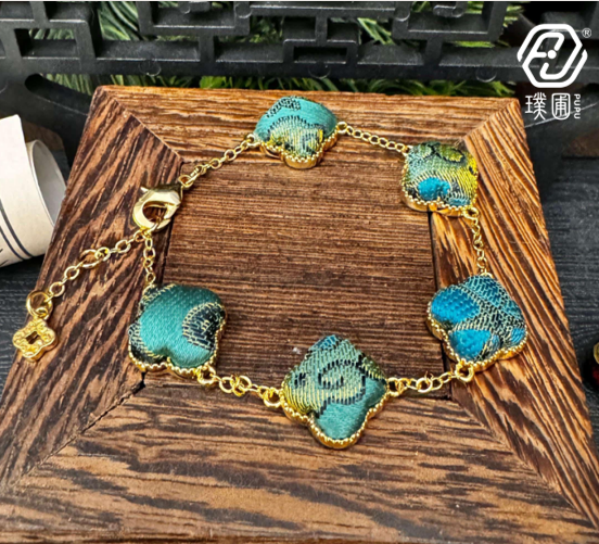 璞圃｜锦韵｜五蕴归真（木）四叶草合金手链 - 非遗宋锦手链｜新中式美学｜中国风礼品｜PuPu｜Jin Yun｜Inner Harmony (Wood) Four-Leaf Clover Bracelet