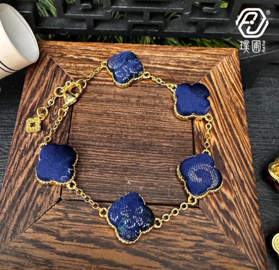 璞圃｜锦韵｜五蕴归真（水）四叶草合金手链 - 非遗宋锦手链｜新中式美学｜中国风礼品｜PuPu｜Jin Yun｜Inner Harmony (Water) Four-Leaf Clover Bracelet