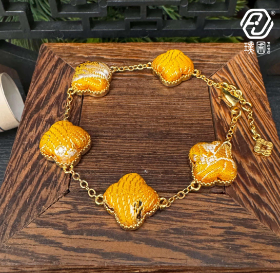 璞圃｜锦韵｜五蕴归真（金）四叶草合金手链 - 非遗宋锦手链｜新中式美学｜中国风礼品｜PuPu｜Jin Yun｜Inner Harmony (Metal) Four-Leaf Clover Bracelet