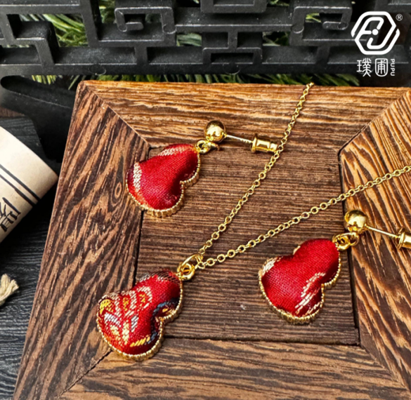 璞圃｜锦韵｜五蕴归真（火）葫芦合金项链耳坠套装 - 非遗宋锦项链｜新中式美学｜中国风礼品｜PuPu｜Jin Yun｜DInner Harmony (Wood) Gourd Necklace-Earring Set