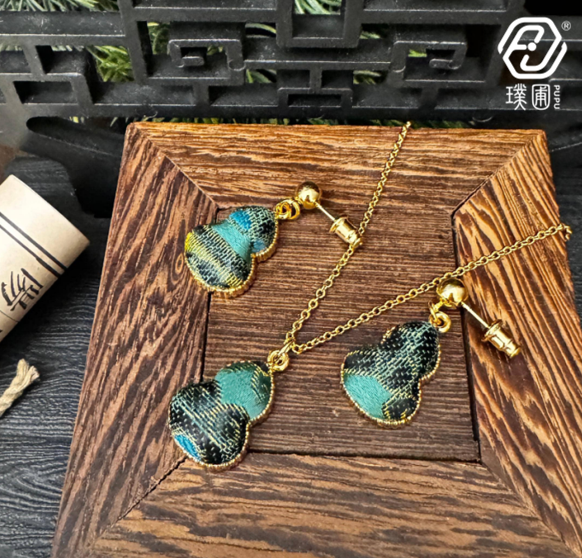 璞圃｜锦韵｜五蕴归真（木）葫芦合金项链耳坠套装 - 非遗宋锦项链｜新中式美学｜中国风礼品｜PuPu｜Jin Yun｜DInner Harmony (Wood) Gourd Necklace-Earring Set