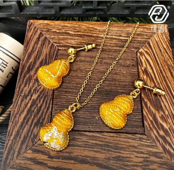 璞圃｜锦韵｜五蕴归真（金）葫芦合金项链耳坠套装 - 非遗宋锦项链｜新中式美学｜中国风礼品｜PuPu｜Jin Yun｜DInner Harmony (Metal) Gourd Necklace-Earring Set