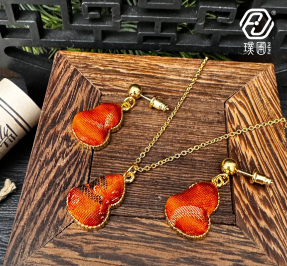 璞圃｜锦韵｜五蕴归真（土）葫芦合金项链耳坠套装 - 非遗宋锦项链｜新中式美学｜中国风礼品｜PuPu｜Jin Yun｜DInner Harmony (Wood) Gourd Necklace-Earring Set